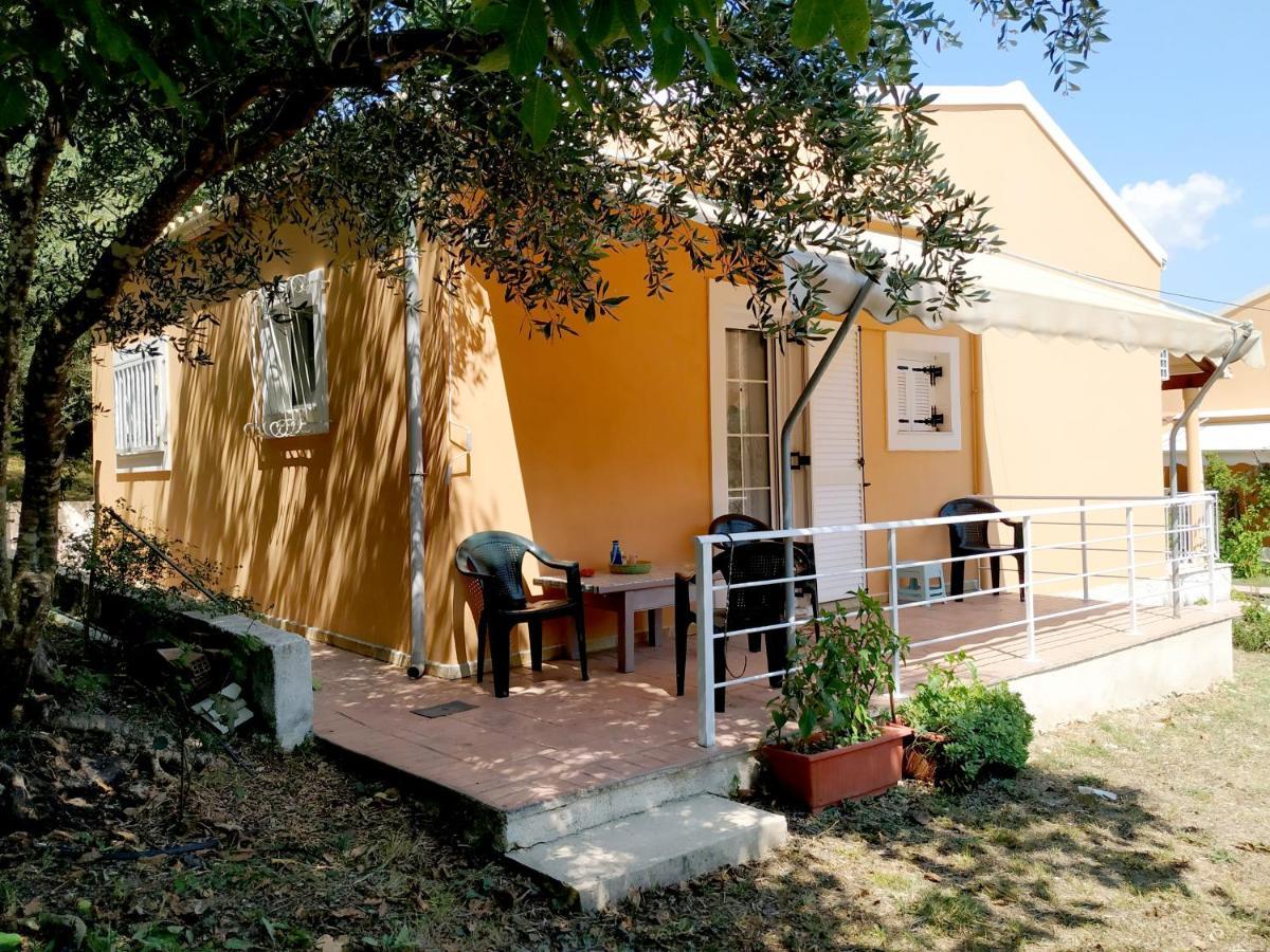 Family Holiday Apartment With Garden & Bbq Velonades  Luaran gambar