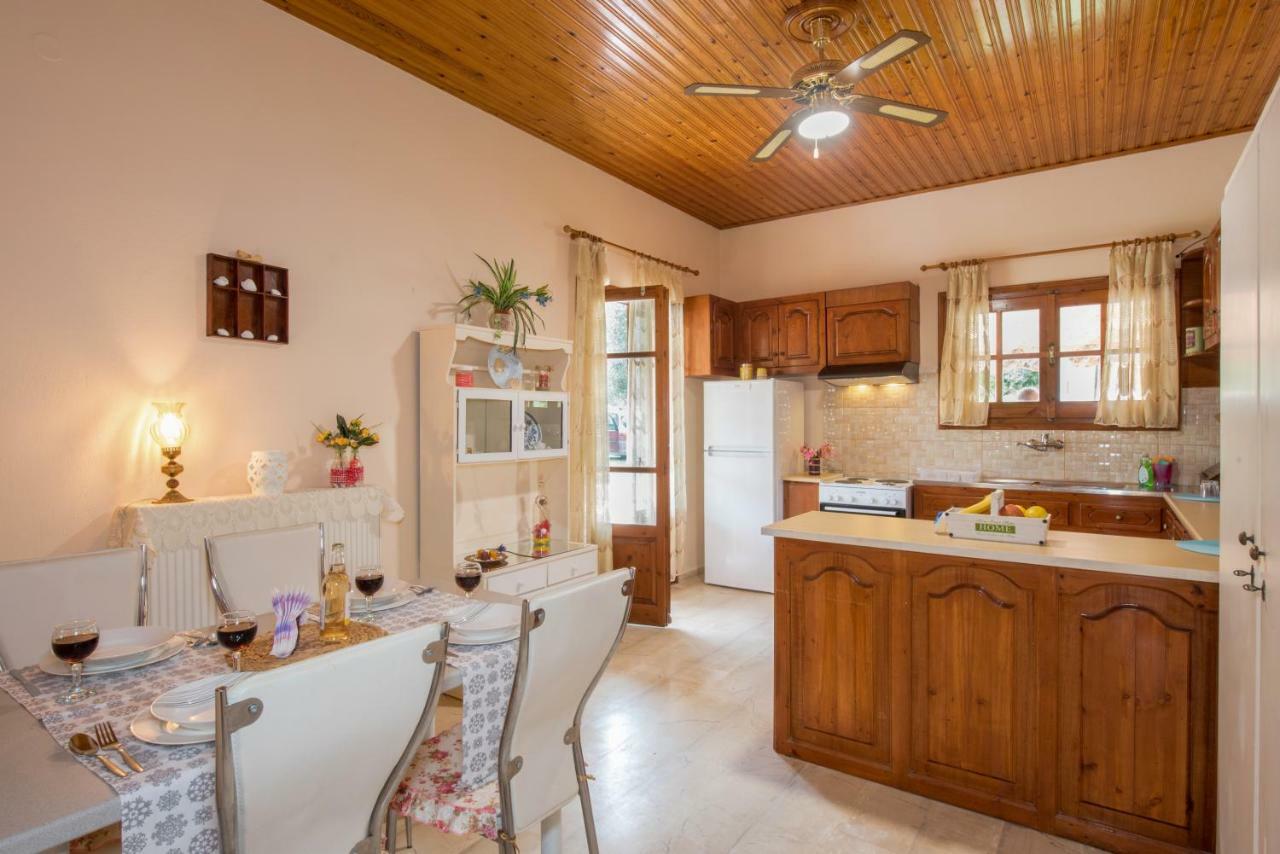 Family Holiday Apartment With Garden & Bbq Velonades  Luaran gambar