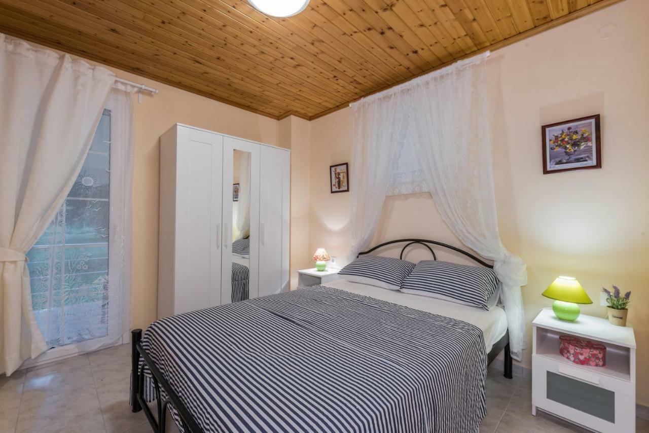 Family Holiday Apartment With Garden & Bbq Velonades  Luaran gambar