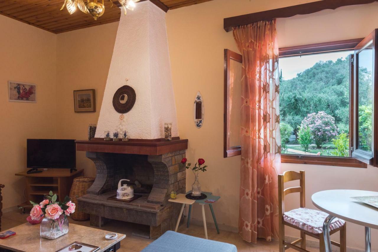 Family Holiday Apartment With Garden & Bbq Velonades  Luaran gambar