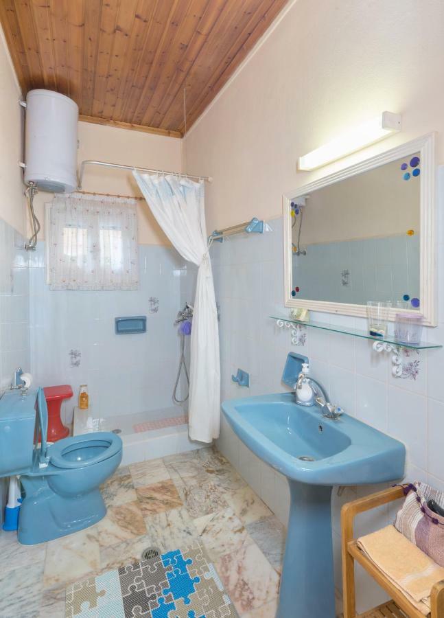 Family Holiday Apartment With Garden & Bbq Velonades  Luaran gambar