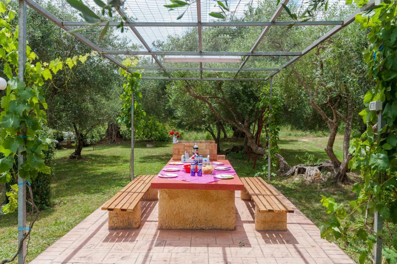 Family Holiday Apartment With Garden & Bbq Velonades  Luaran gambar